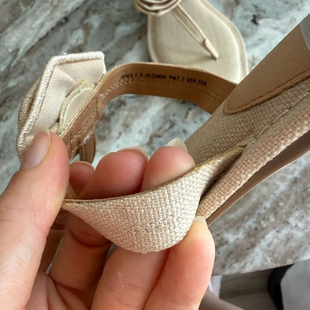 DV by Dolce Vita Cream Rosette Sandals Thong Floral Slide Size 7.5 Rose-Accent
